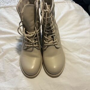 Comfort Step Women's Lace-Up Cream Combat Boots